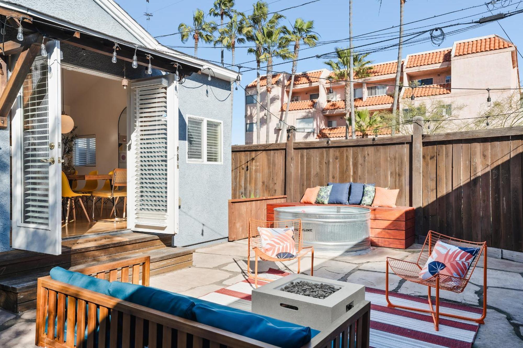 Modern Retro Close To Dt, Zoo, Parking, Hot Tub Holiday home